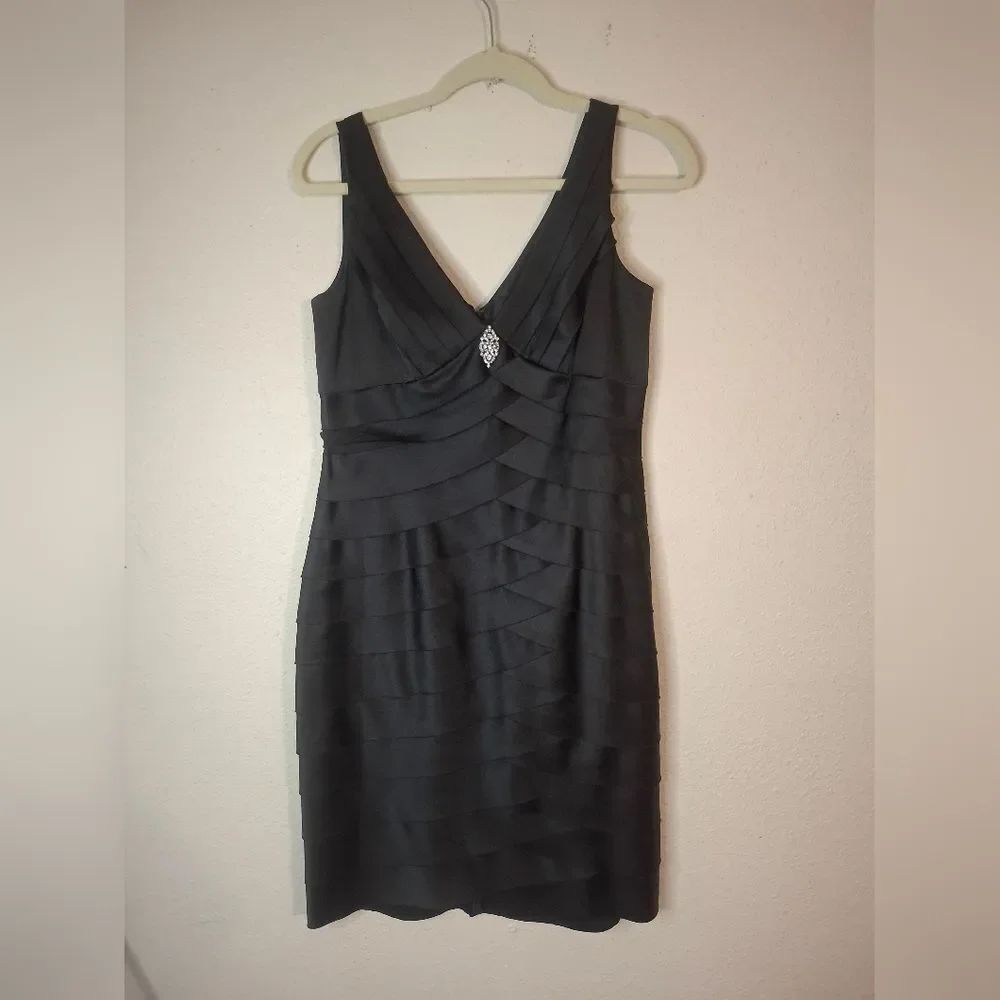 Jones Wear Elegant Black Sleeveless Dress size 8